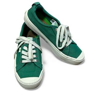 Cariuma OCA Low sneakers in Kelly Green canvas material size 7.5